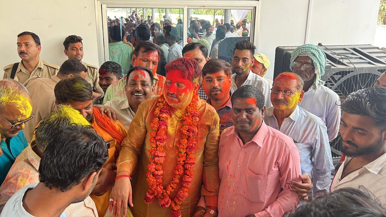 गोंडा : करनैलगंज विधायक अजय सिंह के आवास पर होली मिलन समारोह, अबीर-गुलाल संग कार्यकर्ताओं ने मनाया रंगोत्सव