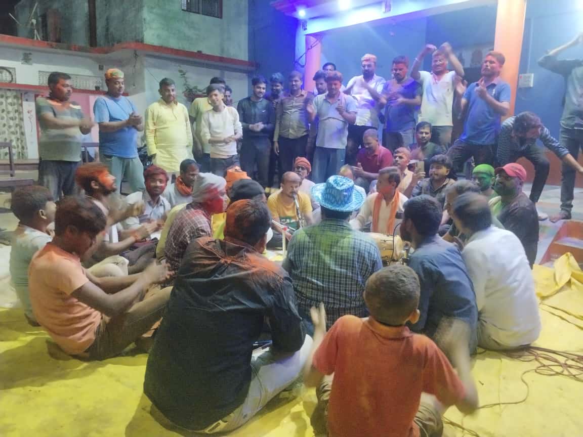 गोंडा : नगर पंचायत परसपुर के राजा टोला में गूंजे फाग के राग, ढोल-मंजीरे की थाप पर झूमे हुरियारें