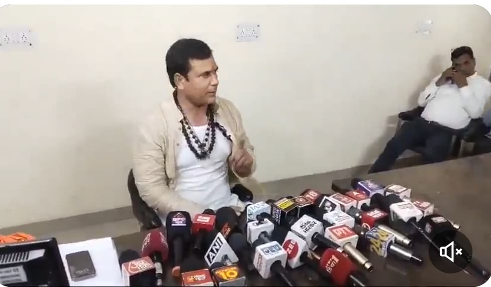 गाजियाबाद में BJP विधायक नंदकिशोर गुर्जर ने फटे कुर्ते में प्रेस कॉन्फ्रेंस में कहा..