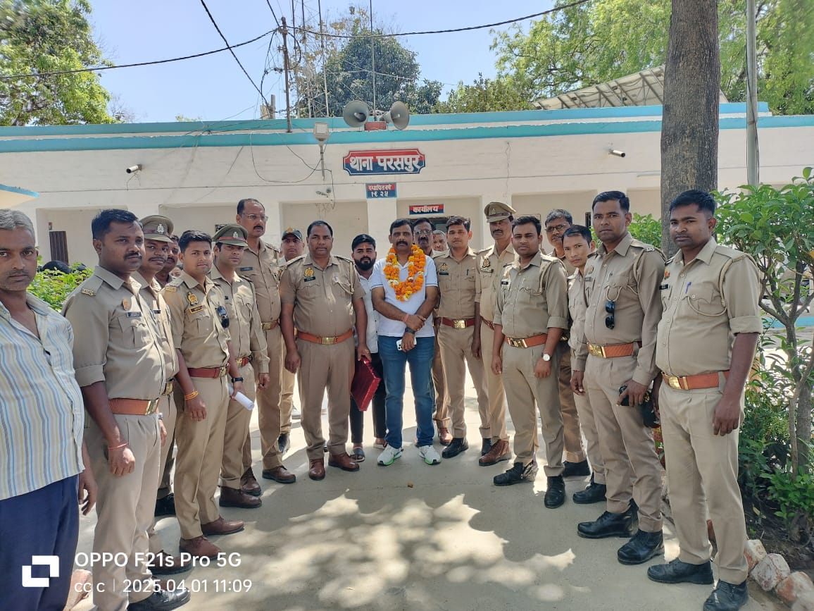 गोंडा : स्थानांतरित प्रभारी निरीक्षक दिनेश सिंह को दी गई भावभीनी विदाई, नवागत प्रभारी निरीक्षक तेज प्रताप सिंह ने संभाला परसपुर थाने का कमान