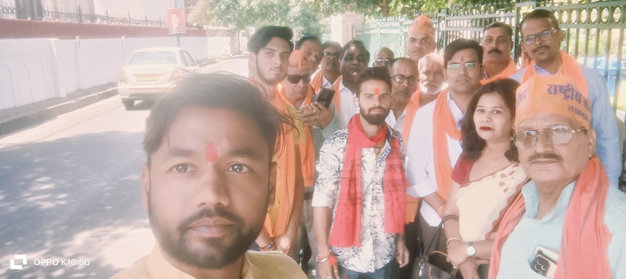 हिन्दू परिषद प्रान्त संगठन मंत्री वेद प्रकाश सचान अंतर्राष्ट्रीय हिंदू परिषद प्रान्त महामंत्री गौरव द्विवेदी राष्ट्रीय बजरंग दल नें DM क़ो ज्ञापन दिया.....