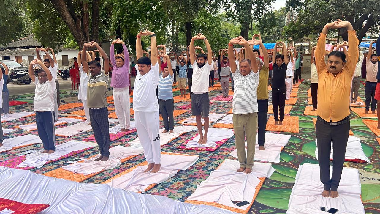 गोंडा : विधायक अजय सिंह के नेतृत्व में सैकड़ों लोगों ने किया योगाभ्यास, योग को बताया स्वस्थ जीवन का मूलमंत्र