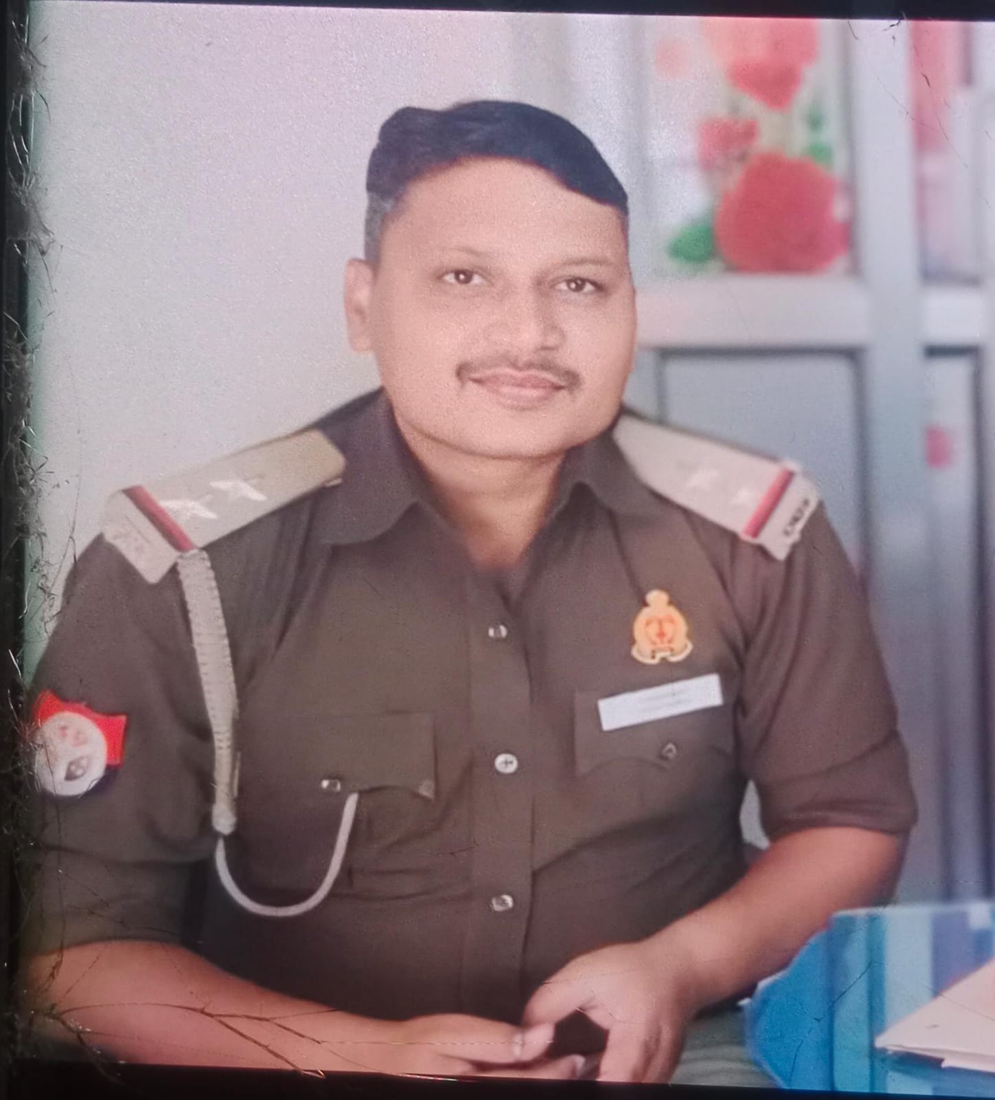 लखनऊ के बिठौली चुंगी पर यातायात व्यवस्था देख रहे मन बड़ आसिफ अख्तर को उच्च अधिकारी से बहस करना पड़ गया भारी।ये वही TSI आसिफ अख्तर है जो लगातार पत्रकारों से पूर्व मे कर चुके है अभद्रता, बतसुलुकी और झाड़ चुके हैं वर्दी का रौब।