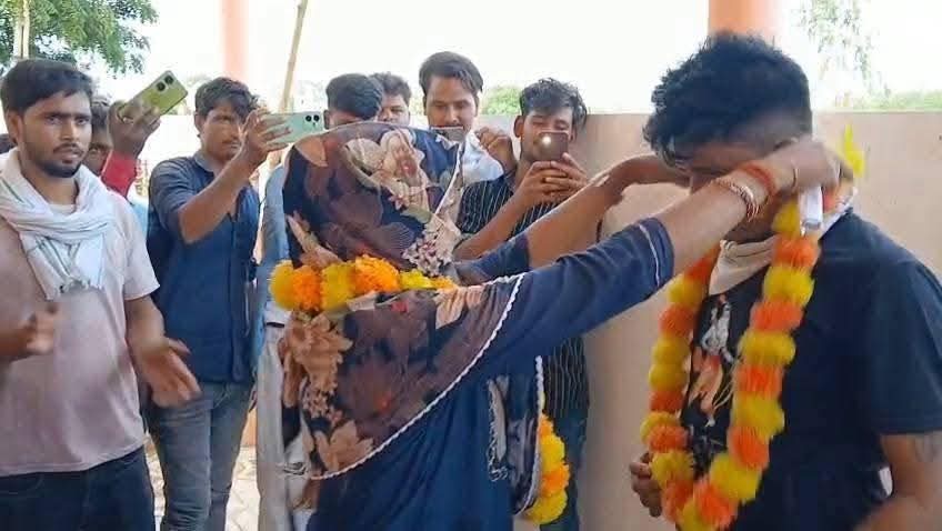 गोंडा में पत्नी के कला से परेशान युवक ने प्रेमी से कराई शादी, खुद धुली मांग.....
