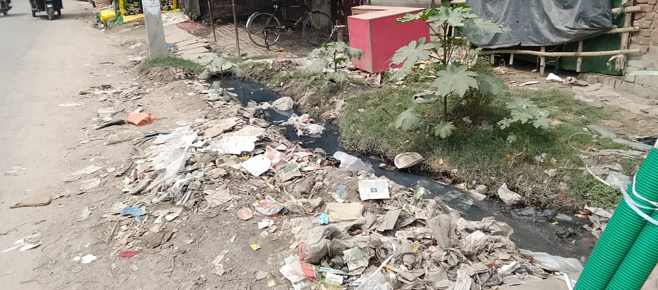 गोंडा : बालपुर में कूड़े-कचरे और जलभराव की समस्या,लोगों को हो रही परेशानी