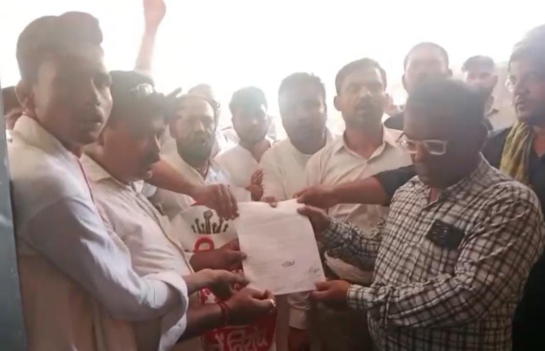 गोंडा : स्वकर प्रणाली और संपत्ति कर वृद्धि के विरोध में सभासदों का जुलूस प्रदर्शन, मुख्यमंत्री को भेजा गया ज्ञापन