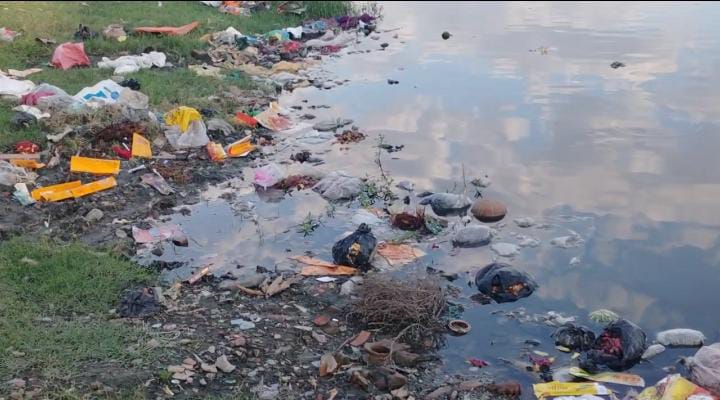 गोंडा : कटरा घाट पर बढ़ता कचरा बना सरयू नदी के लिए खतरा