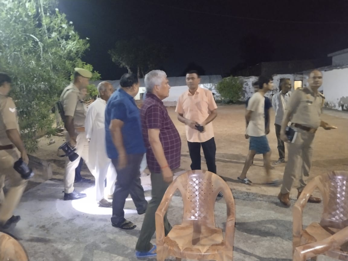गोंडा : परसपुर राजमंदिर में अष्टधातु मूर्ति चोरी की जांच में जुटी पुलिस, एडिशनल एसपी ने लिया जायजा