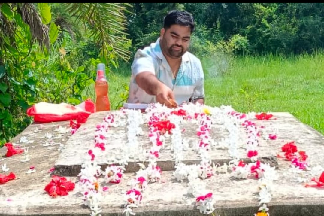 गोंडा : पूर्व प्रधान स्व. धीरेन्द्र प्रताप सिंह उर्फ बबलू सिंह की सातवीं पुण्यतिथि पर प्रशांत सिंह सोमू ने अर्पित किए श्रद्धासुमन, जनसमूह ने दी अश्रुपूरित श्रद्धांजलि