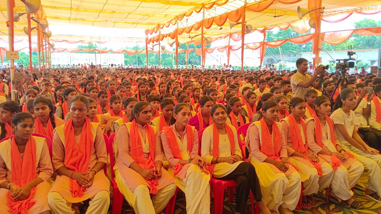 गोंडा : महाकवि तुलसीदास पीजी कॉलेज में प्रतिभा सम्मान समारोह का हुआ आयोजन ,पूर्व सांसद बृजभूषण शरण सिंह ने मेधावी छात्र छात्राओं को किया सम्मानित