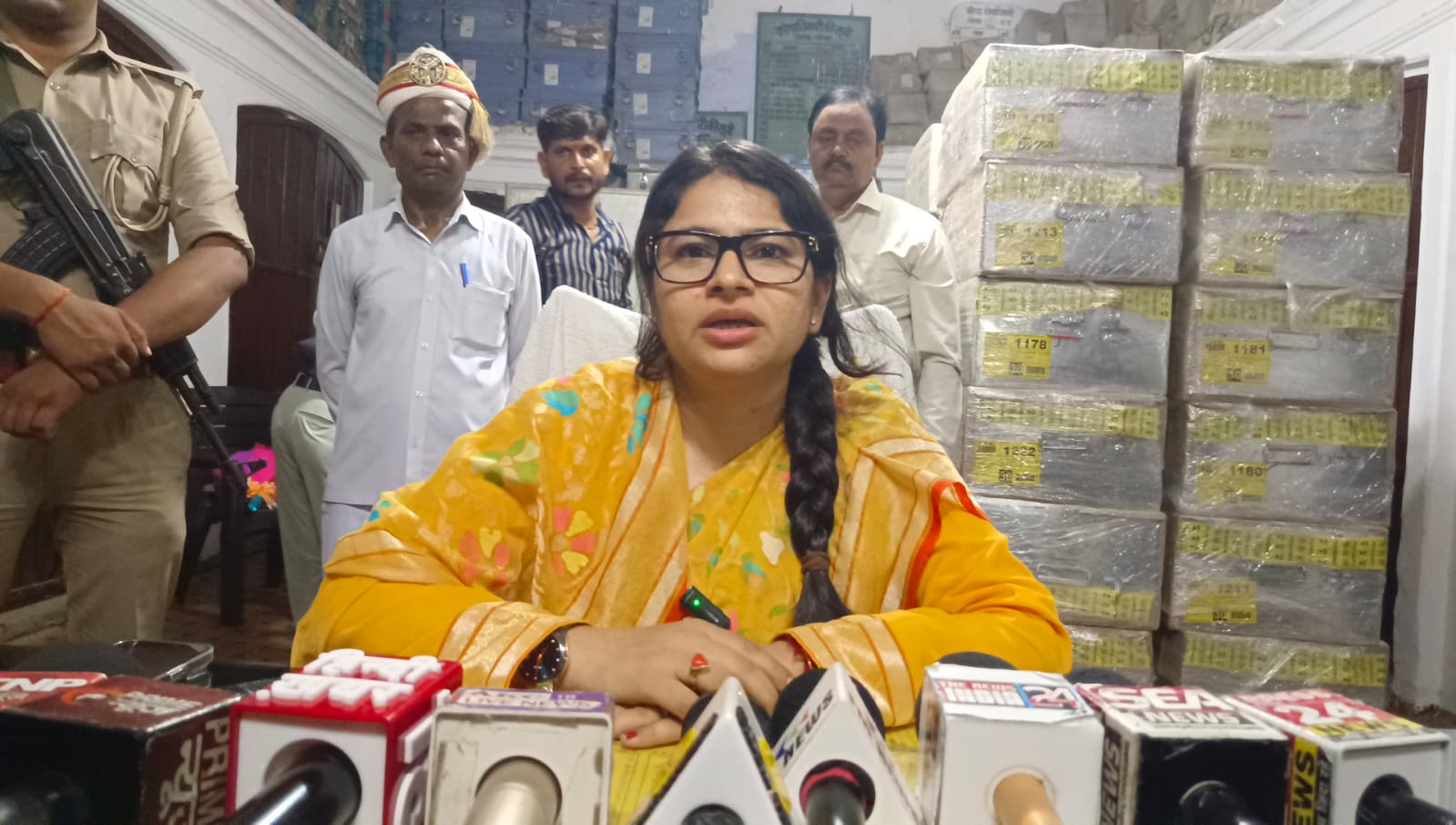 गोंडा : जिलाधिकारी प्रियंका निरंजन ने संभाला कार्यभार, शासन की योजनाओं को जन-जन तक पहुंचाने का लिया संकल्प