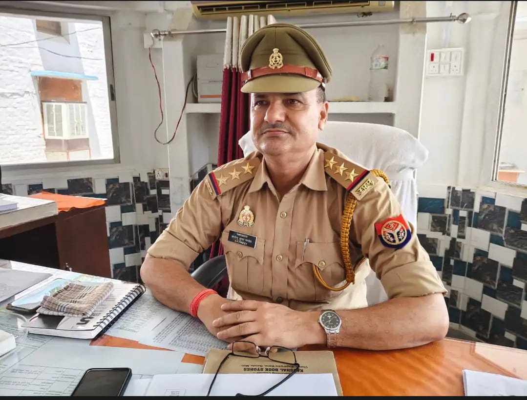 गोंडा : परसपुर मंदिर मूर्ति चोरी के बाद पुलिस महकमे में बड़ा फेरबदल, थानाध्यक्ष हटाए गए, स्वाट प्रभारी अनुज त्रिपाठी को मिली परसपुर थाने की कमान