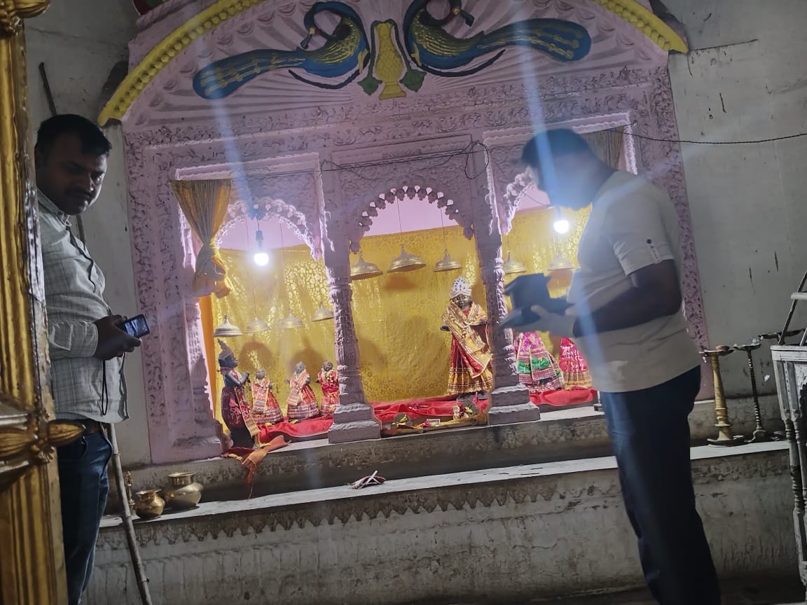 गोंडा : परसपुर रियासत के मंदिर से अष्टधातु से निर्मित श्रीराम-लक्ष्मण व लड्डू गोपाल की मूर्तियां चोरी, जांच में जुटी पुलिस