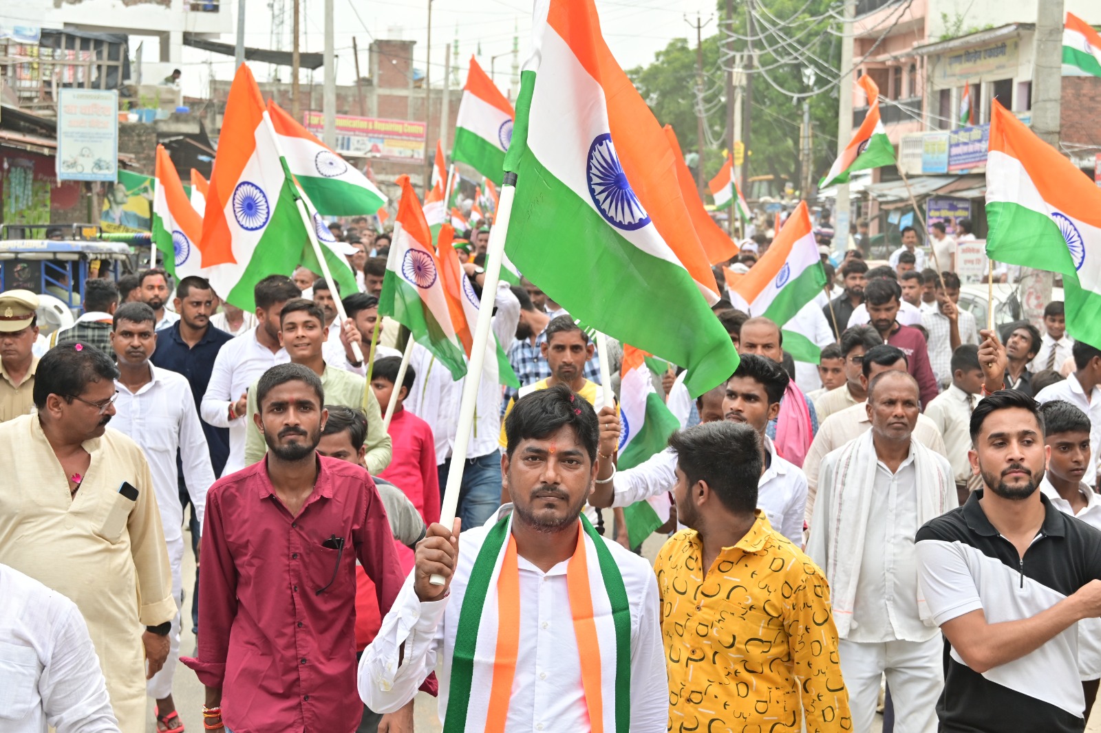 गोंडा : स्वतंत्रता दिवस पर परसपुर में निकाली गई ऐतिहासिक तिरंगा यात्रा, विधायक अजय सिंह ने अखिलेश यादव पर साधा निशाना