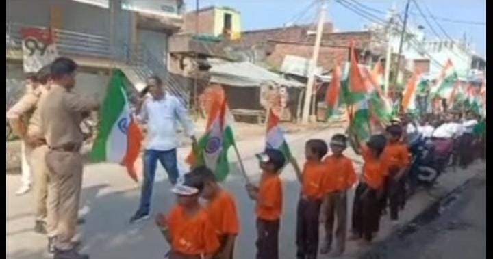 गोंडा : आखिरकार कौन थे वे पुलिसकर्मी जिन्होंने रोकी बच्चों की प्रभात फेरी, बना चर्चा का विषय