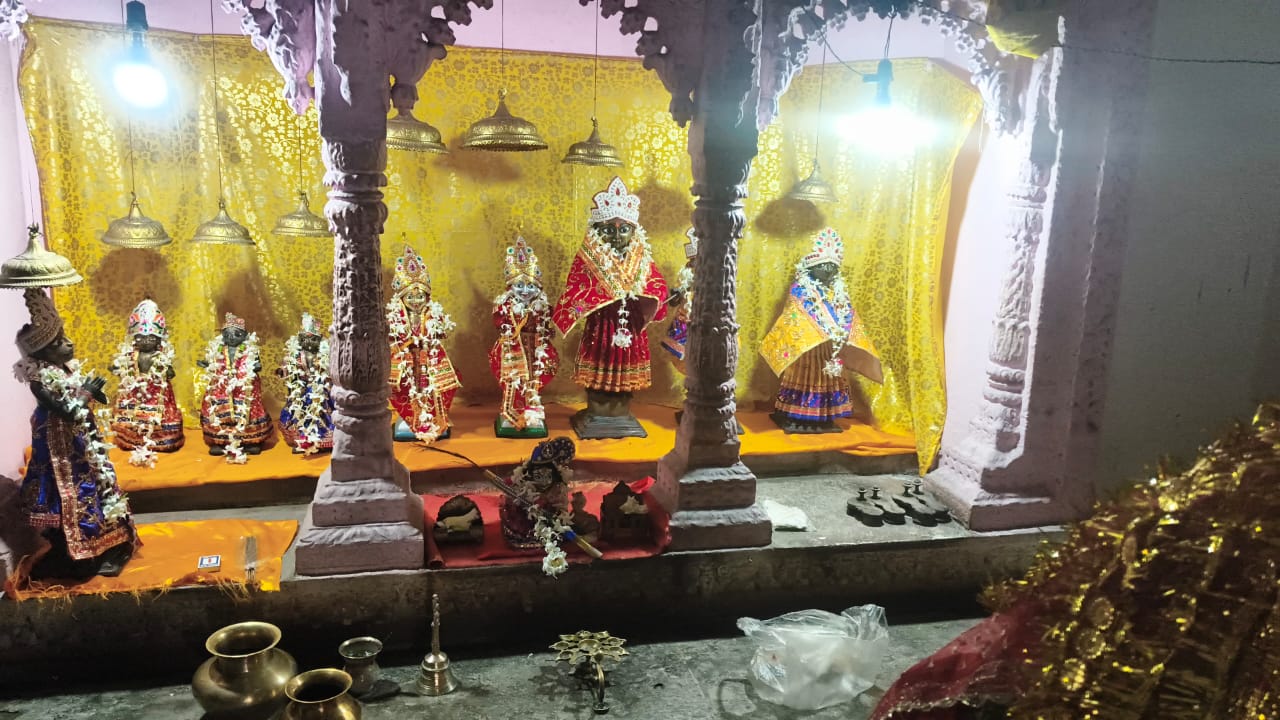 गोंडा : राजा रियासत राजमंदिर में जन्माष्टमी से पूर्व प्राण प्रतिष्ठा, चोरी हुई मूर्तियों के स्थान पर विधिविधान से की गई नई मूर्तियों की स्थापना