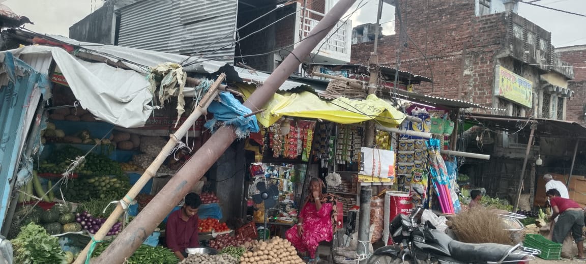 गोंडा : मुख्य चौराहे पर झुका बिजली का पोल बना खतरा, जिम्मेदार बेपरवाह