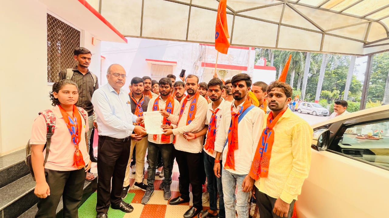 गोंडा : अभाविप ने एलबीएस डिग्री कॉलेज की समस्याओं को लेकर किया विरोध प्रदर्शन, नगर मजिस्ट्रेट को सौंपा ज्ञापन