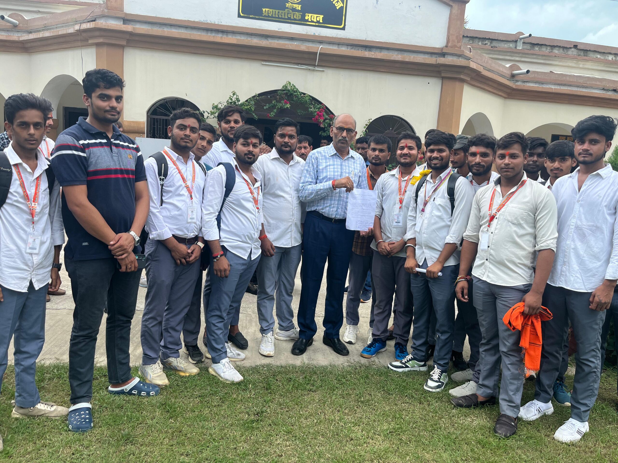गोंडा : एलबीएस डिग्री कॉलेज में छात्रों का फूटा आक्रोश, समस्याओं को लेकर प्राचार्य को सौंपा ज्ञापन