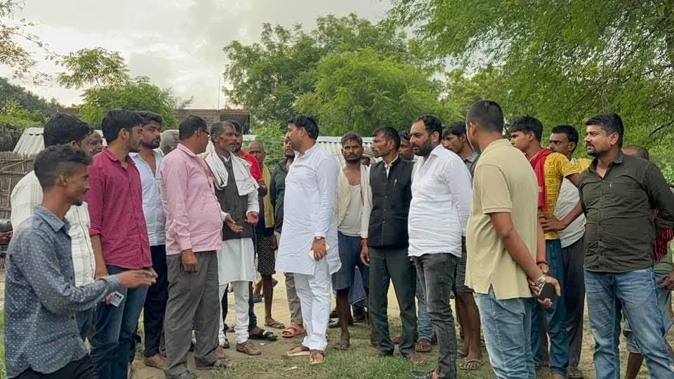 गोंडा : नन्दौर रेती चोरी कांड से दहशत, सपा के प्रदेश सचिव दिग्विजय सिंह व समाजसेवी सूरज सिंह ने दिया पीड़ित परिवार को भरोसा