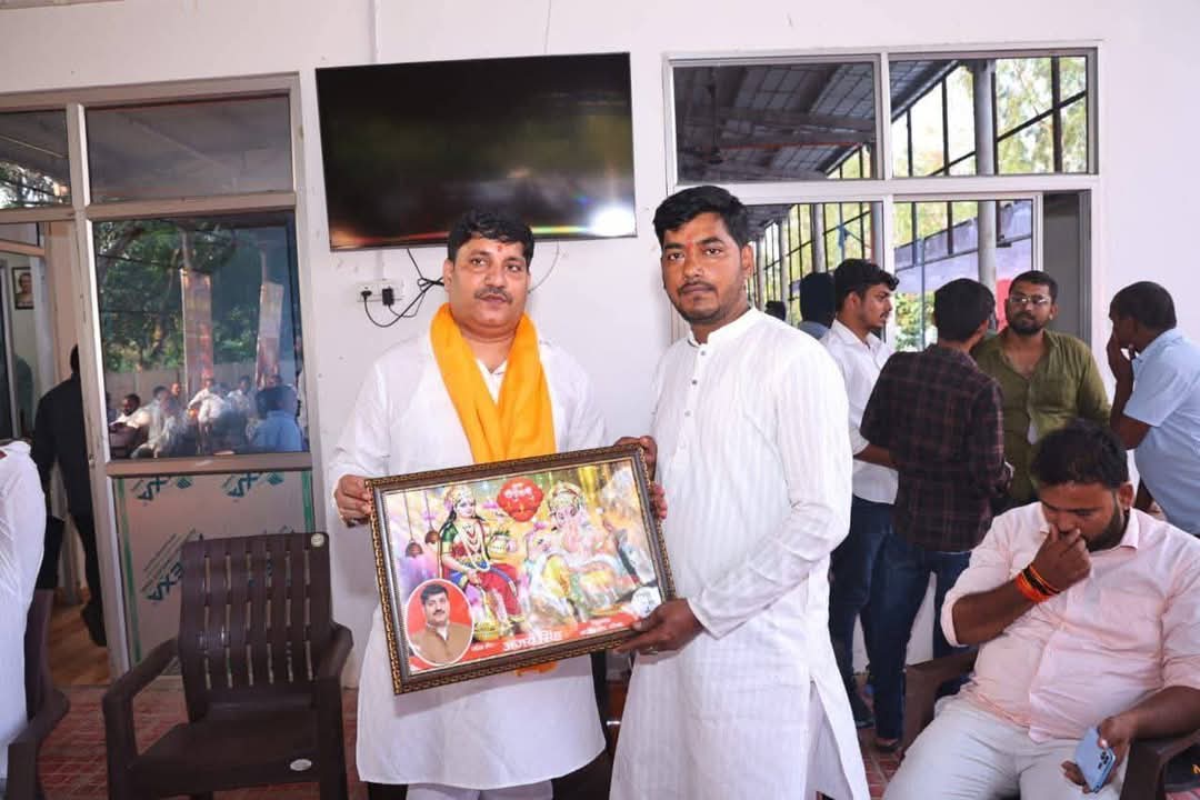 गोंडा : विधायक अजय सिंह ने भाजपा मंडल अध्यक्ष वंश बहादुर सिंह को जन्मदिन पर दी शुभकामनाएं, माता लक्ष्मी व गणेश का चित्र भेंट कर प्रकट किया स्नेह