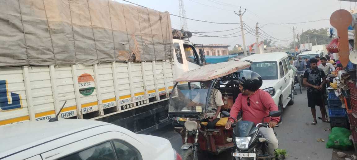 गोंडा : परसपुर में जाम से जनजीवन अस्त-व्यस्त, सड़कें बनी अवैध पार्किंग का अड्डा