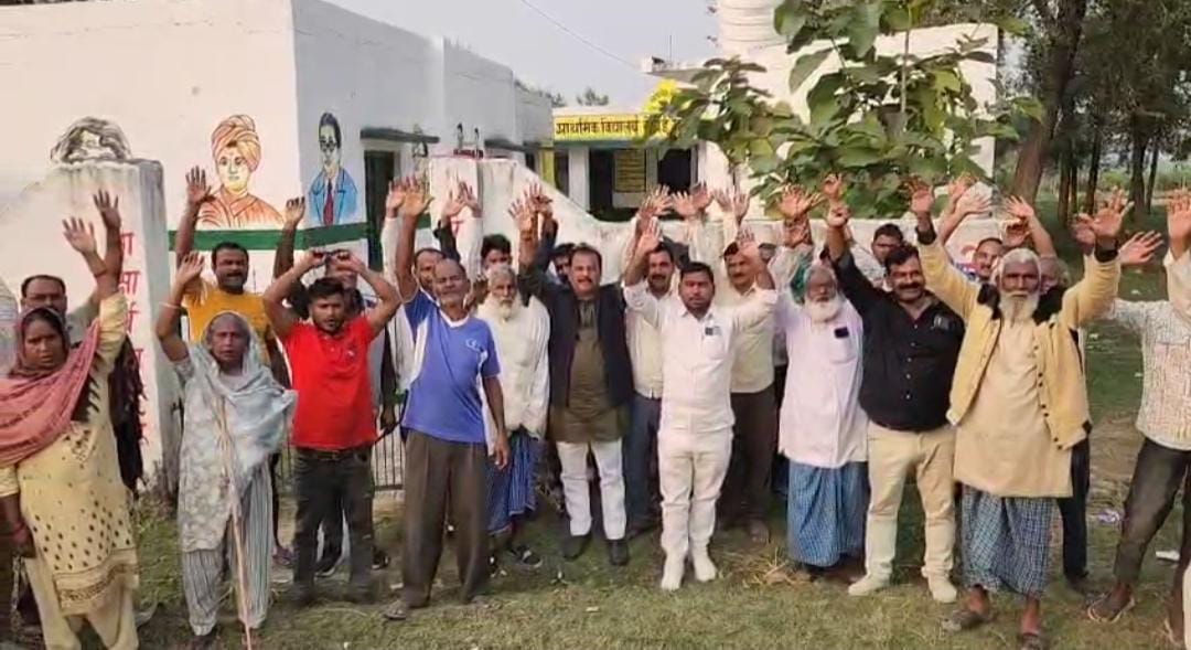 गोंडा : डुड़ही गांव का पोलिंग सेंटर बदले जाने पर भड़के ग्रामीण, कटरा बाजार में किया प्रदर्शन