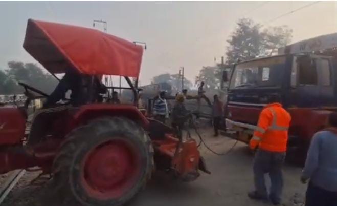 गोंडा : रेलवे ट्रैक पर फंसा गैस सिलेंडर लदा ट्रक,दोनों ओर से आ रही थी ट्रेन,पायलट की सूझबूझ से टला बड़ा हादसा