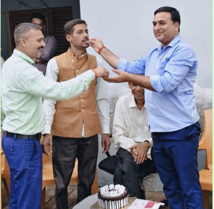 गोंडा : उप डाकघर परसपुर में हुआ सम्मान समारोह, डाक सहायक के पद पर पदोन्नति होने पर पोस्टमैन मनोज तिवारी को दी गई भावभीनी विदाई