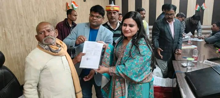 गोंडा : एसडीएम नेहा मिश्रा की त्वरित कार्रवाई से पीड़ित परिवार को मिला नया राशन कार्ड