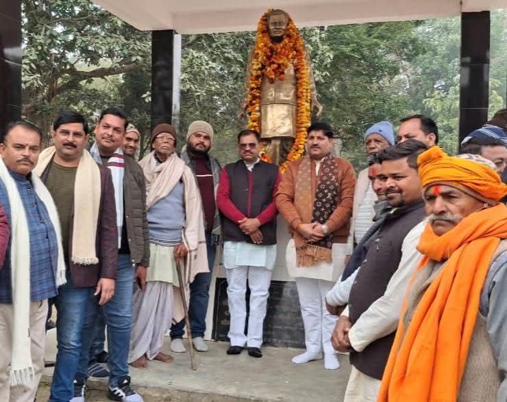 गोंडा : सुशासन दिवस पर कवि सम्मेलन में अटल को किया गया नमन