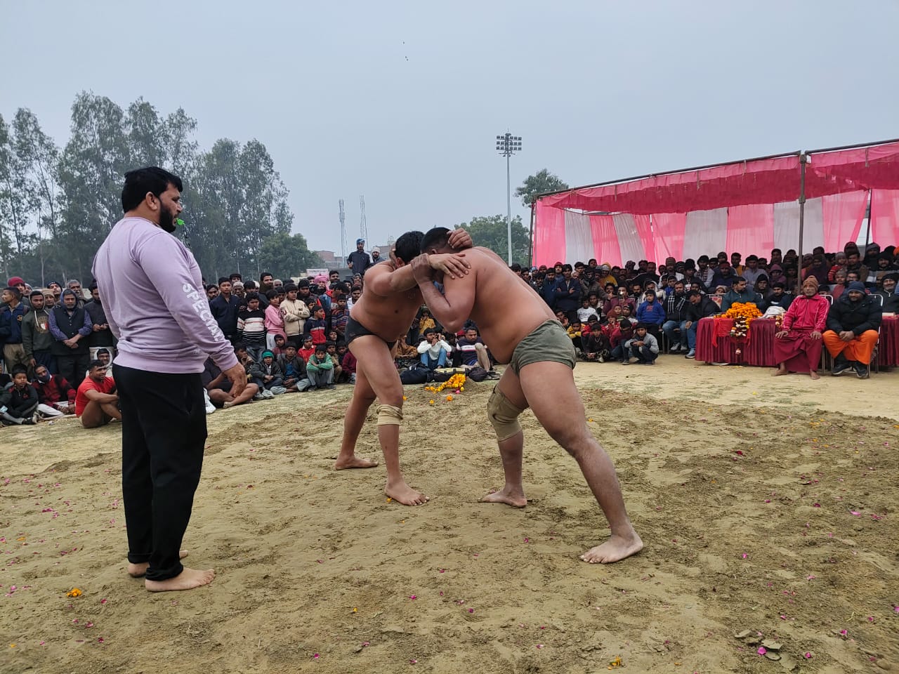 गोंडा : अखिल भारतीय कुश्ती दंगल में लक्ष्मणदास की शानदार जीत, गामा–जोगेंद्र का मुकाबला बराबरी पर छूटा
