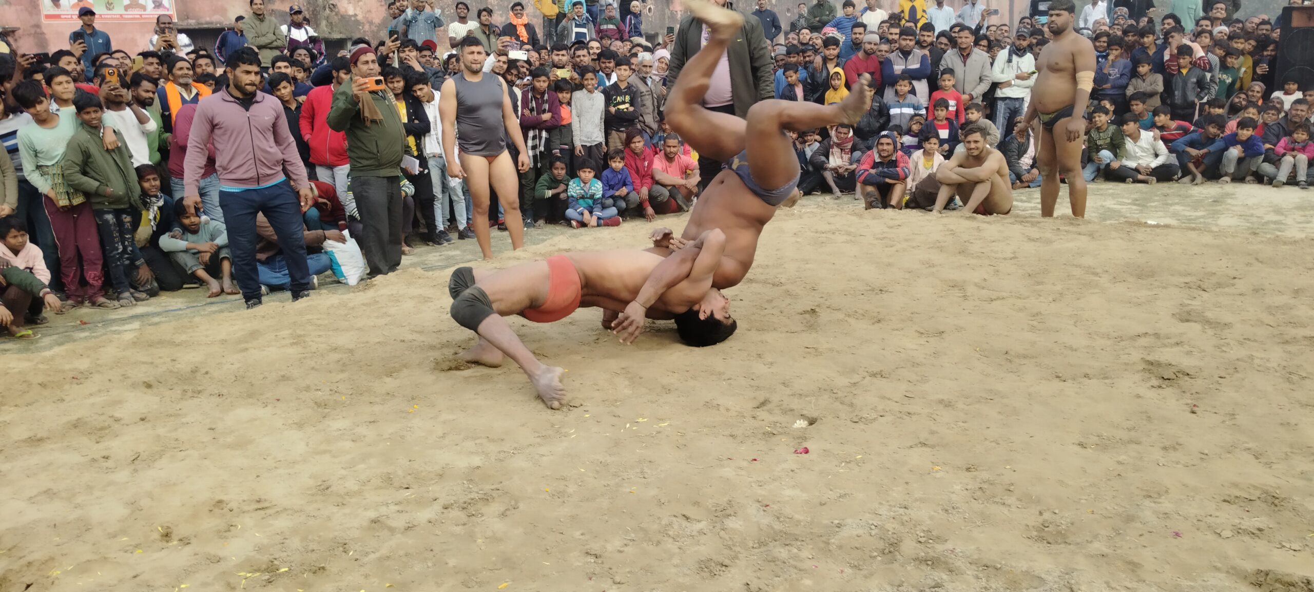 गोंडा : विराट कुश्ती दंगल में ‘काला शैतान’ का दबदबा, दूसरे दिन अखाड़े में दिखा जबरदस्त रोमांच