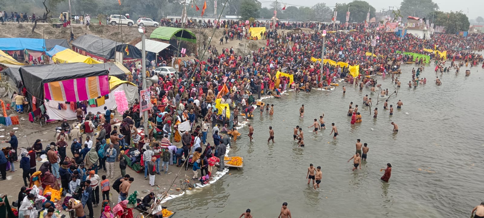 गोंडा : पौष पूर्णिमा पर पसका में उमड़ा आस्था का सैलाब, लाखों श्रद्धालुओं ने किया स्नान-दान, मेले में सुरक्षा व व्यवस्था के पुख्ता इंतजाम, प्रशासन रहा मुस्तैद